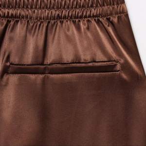 Femmes 2025 été mode soie Look dentelle garniture Shorts décontracté taille élastique élégant léger polyvalent bas pour dames - Product Image 3