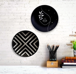 Ensemble de 2 assiettes d'art mural modernes en céramique noire et blanche avec dessin au trait abstrait et motifs géométriques - Product Image 1