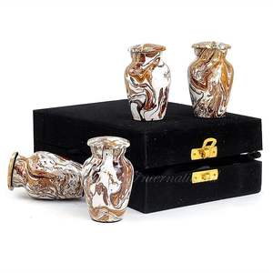 Urna de recuerdo de aluminio de fabricante OEM con acabado detallado para mostrar cenizas con gracia en hogares o servicios conmemorativos - Product Image 2