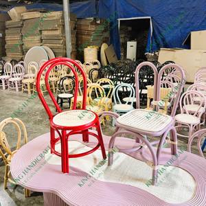 Chaise pour enfants en rotin moderne et chic conçue durablement pour les fêtes intérieures et extérieures pour le salon, la cuisine et la chambre à coucher - Product Image 1