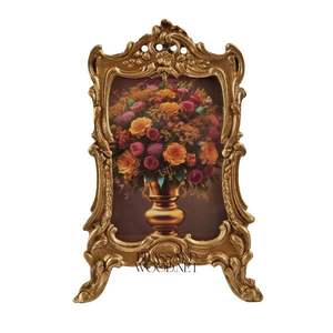 Marco de mesa adornado de latón antiguo con arte de ramo floral en diseño decorativo de estilo europeo clásico - Product Image 1