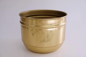 Maceta de latón de diseñador de fabricante de confianza con superficie lisa hecha para espacios fondos tradicionales o vegetación de altar del hogar - Product Image 6