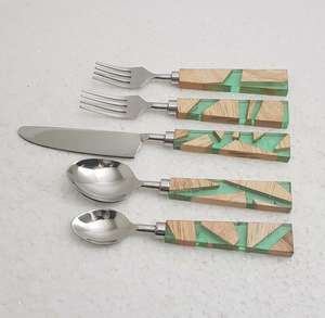 Juego de Cubiertos de Cinco Piezas de Diseño Moderno, Nuevo Juego de Cubiertos Sostenible de Acero Inoxidable con Mango de Resina Epoxi y Madera, Precio Competitivo - Product Image 5