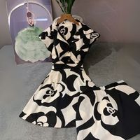 Robe longue pour femme de haute qualité - Tissu en soie douce avec de magnifiques motifs floraux à carreaux, taille naturelle, élégance sans effort