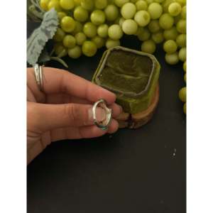 Anillo Coleccionable Cultural Hecho a Mano por los Navajo, Incrustaciones de Turquesa y Plata de Ley con Oro Sonora, Talla 7.25 - Product Image 5
