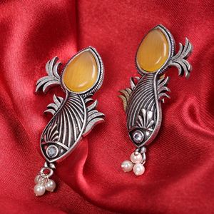 Boucles d'oreilles pendantes en forme de poisson en forme de bœuf jaune avec sertissage en imitation perle - Product Image 1