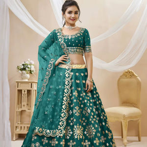 Ensemble Lehenga Bollywood en soie artificielle polyester vert émeraude avec broderie dorée en fil de zari, chemisier assorti et dupatta en filet pour les occasions de fête - Product Image 1