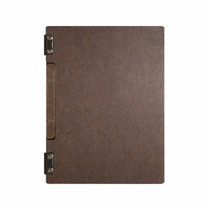 DIVRIS DRL-205 Porte-menu en bois marron avec reliures métalliques et sangles en cuir, capacité multi-pages pour restaurants - Product Image 1