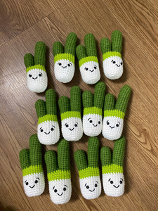 Juego de peluches de Mario <span class=keywords><strong>y</strong></span> <span class=keywords><strong>Luigi</strong></span> tejidos a crochet con sombreros rojos <span class=keywords><strong>y</strong></span> verdes <span class=keywords><strong>y</strong></span> overoles azules para niños, juguetes decorativos. - Product Image 5