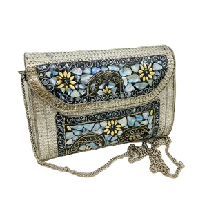 Bolso de mano hecho a mano con mosaico de Metal para mujer, monedero de noche nupcial con patrón de piedra exclusivo, Material de gamuza elegante hecho en India - Product Image 5