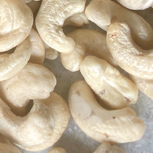 Anacardos crudos del proveedor TrAsiated WW320, anacardos WW180, WW240, WW320 SANTIGO de Santiago Vietnam - Product Image 1