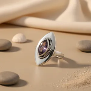 Anillo de cóctel de plata 925 para mujer con amatista de corte marquesa y engaste de bisel, estilo bohemio, joyería llamativa de Rajasthan - Product Image 1