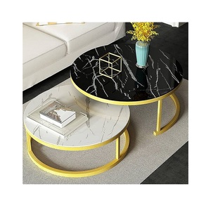 Table basse tendance de style haut de gamme avec plateau en marbre blanc et support doré brillant utilisée dans le salon d'un hôtel à domicile à prix réduit - Product Image 4