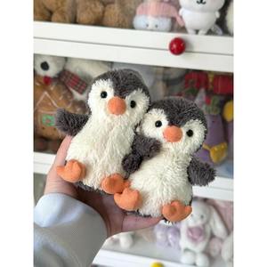 ตุ๊กตาเพนกวินน่ารักสุดฮิต ของเล่นสเก็ตบอร์ด ผ้าเนื้อนุ่มพิเศษ ยี่ห้อ MaoYi สำหรับเด็ก ของขวัญเทศกาลคริสต์มาสแสนสนุก บรรจุในกล่อง - Product Image 3
