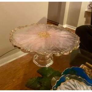 Présentoir à gâteaux en résine élégant avec des ornements faits à la main idéal pour le style de table de dessert dans les événements thématiques de luxe - Product Image 1