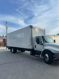 Camión de Caja Usado MV International 4300 de 26 pies del 2020 con Plataforma Elevadora - Product Image 2