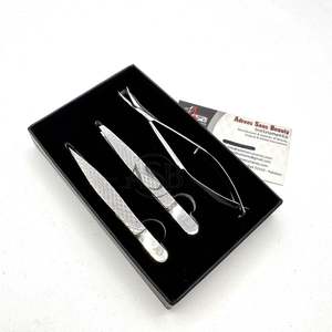 Pinces à épiler professionnelles argentées brillantes, logo personnalisé, acier durable, pointes inclinées et pointues, poignée diamantée, ciseaux à ressort - Product Image 1