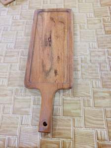 Planche à découper en bois pour la sécurité alimentaire avec rainure pour le jus, fabriquée à la main en Inde, en vente en gros - Product Image 5