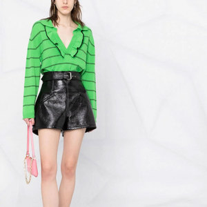 Shorts Clásicos de Cuero para Mujer con Construcción Duradera, Estilo Atemporal, Tejido Transpirable y Ecológico, Sensación Suave, Corte Regular - Product Image 2