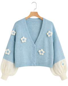 Fabricación de suéteres tipo cárdigan de punto azul cielo personalizados para mujer con apliques de flores, cuello en V, botones al frente, estilo lindo para el invierno. - Product Image 1