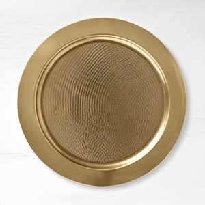 Assiettes rondes en laiton au design moderne avec finition mate, parfaites pour le service de repas élégant et la décoration de table de mariage - Product Image 4