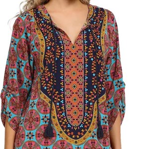 Haut imprimé numérique en soie multicolore à col montant avec cordon de serrage et pompon, longueur mini, pour femme, collection été 2026 - Product Image 5