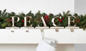 Porte-chaussettes en métal argenté avec design mural, parfait pour les articles de décoration de Noël très vendus et élégants pour la maison - Product Image 3