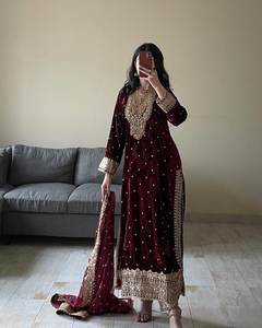 ชุดเดรสพื้นเมืองของผู้หญิงพร้อม dupatta และกางเกงแนบ - Product Image 3