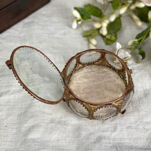Prix raisonnable forme ronde cadre en laiton verre transparent boîte biseautée finition Antique taille personnalisée pour les filles maquillage accessoires utilisation - Product Image 3