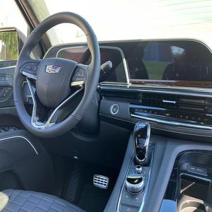 ¡Oferta Imperdible! Cadillac Escalade V 2023 Súper Limpio, Motor V8 Supercargado de 682 hp, 4x4, Visión Nocturna, SUV de Lujo - Product Image 3