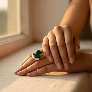 เครื่องประดับเงินแท้ 925 สำหรับผู้หญิง แหวนพลอยสีเขียว ลายเรขาคณิต วัสดุแพลตตินัม หินเจียระไน ชุบโรเดียม ของขวัญ - Product Image 2