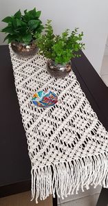 Chemin de table en macramé blanc fait main avec texture douce et art noué pour mariage et événement formel - Product Image 3