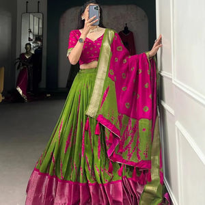 ชุดเลเฮงก้า choli พิมพ์ลายโดลาผ้าไหมชิโบริพร้อมเสื้อบันเฮจและพู่ zari dupatta สำหรับงานแต่งงานและเทศกาล - Product Image 1