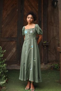 Robe en lin brodée à la main, longueur maxi, boutonnée devant et encolure carrée - Product Image 2