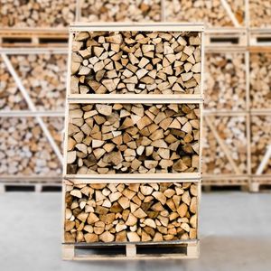 Bois de chauffage sec Ankara : Lot de bois empilé dans une caisse en bois avec sangles métalliques pour stockage extérieur - Product Image 3