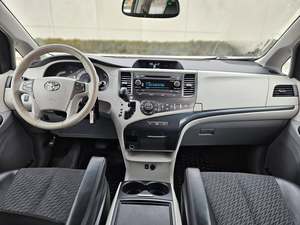 Toyota Sienna Van 2013, propre, d'occasion, intérieur clair, boîte automatique, sièges en cuir, caméra de recul, taille des pneus R17, électrique, 4L - Product Image 2