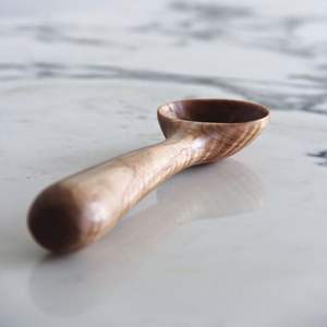 Cuchara de café de madera de diseño equilibrado que mejora la precisión de la dosificación, reduciendo las estimaciones para obtener mejores resultados hoy, siempre en casa. - Product Image 2