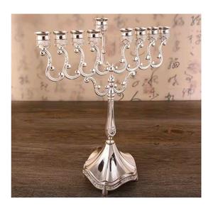 Elegante Candelabro Menorá de Aluminio Niquelado con Múltiples Brazos para Festividades, Diseño Clásico y Tradicional para Decoración del Hogar - Product Image 2