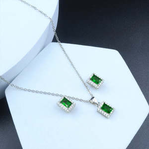 ชุดเครื่องประดับไข่มุกและเพทายสีเขียวมรกต Zarkan Green Treasure Box (ไข่มุกน้ำจืดทรงมรกตและทรงลูกแพร์ สำหรับงานปาร์ตี้และงานแต่งงาน) - Product Image 2