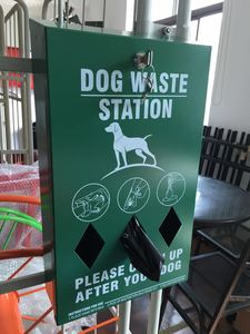 Estación pública de eliminación de residuos para perros Estación de gestión de residuos de mascotas con contenedor con recubrimiento de polvo verde - Product Image 5