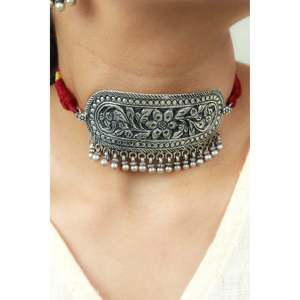 Collar Gargantilla Noor de Plata 925 con Diseño Curvo Rectangular, Patrón de Flor Dorada y Detalles en Zirconia, Ideal para Regalo de Boda - Product Image 4