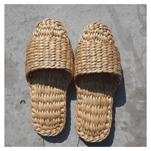 Pantoufles en jacinthe d'eau, tressées en jacinthe d'eau avec doublure en coton pour un style écologique, pantoufles d'intérieur fabriquées à la main au Vietnam - Product Image 2