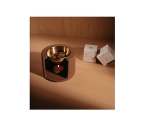Quemador de incienso de metal con diseño antiguo tradicional perfecto para crear una atmósfera de hogar relajante, espiritual y aromática - Product Image 1