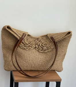 Sac fourre-tout en paille ou en raphia tissé avec une silhouette évasée, avec des tissages verticaux et des lanières en cuir durables à la vente en gros - Product Image 2