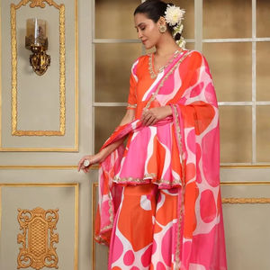 Ensemble Sharara SAADGI Rangeen pour femmes, Kurta Sharara à imprimé floral avec dupatta, coupe régulière, tenue ethnique pour les fêtes et les occasions spéciales - Product Image 1