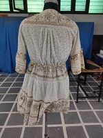 Robe courte de plage pour femme, style féminin et coquin, imprimé tribal et dentelle, avec broderies miroir et col à pompons