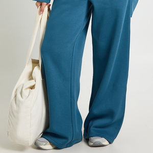 Conjunto deportivo para mujer con diseño elegante de hombros descubiertos y detalle de cintura fruncida / Pantalones de pierna recta relajados para un ajuste cómodo y sin esfuerzo - Product Image 4