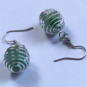 Boucle d'oreille en agate aventurine verte, pierre naturelle roulée dans une cage en spirale - Product Image 1
