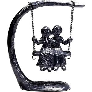 Figuras de metal de parejas románticas que representan la armonía entre la fuerza y la belleza en la expresión artística - Product Image 3