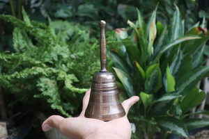 Produttore <span class=keywords><strong>di</strong></span> fiducia antico ottone campana a mano con Look storico perfetto per collezionisti e <span class=keywords><strong>negozio</strong></span> <span class=keywords><strong>di</strong></span> antiquariato con disegni tradizionali - Product Image 2